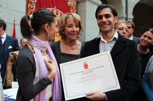 Mostrando el diploma